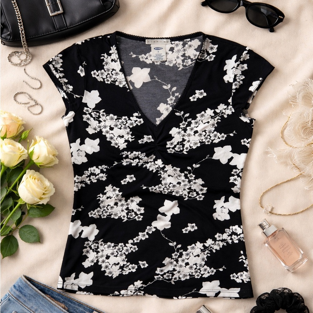 Vintage 2003 Old Navy Y2K Black White Floral V Neck Stretch Top Medium